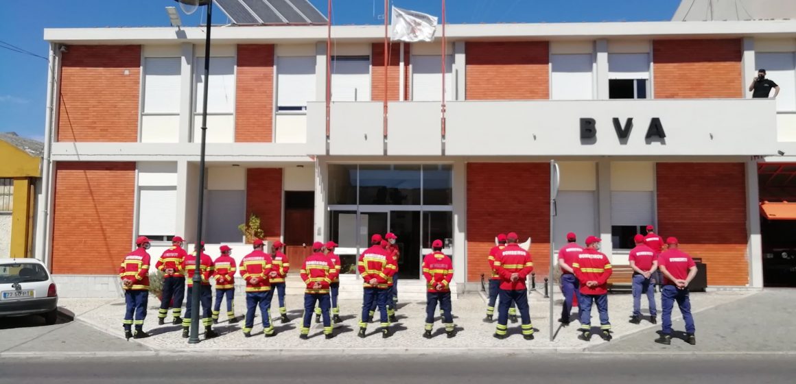 Bombeiros de Almeirim fazem homenagem a bombeiro que morreu no fogo de Oleiros
