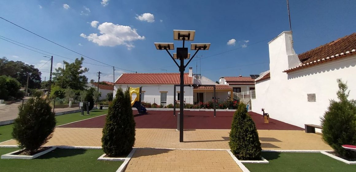 Junta de Freguesia de Parreira e Chouto colocou mais uma árvore solar na freguesia