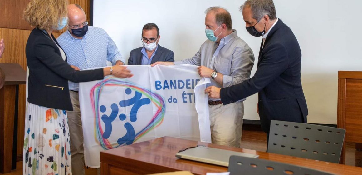 CM Almeirim bandeira etica “Pais de desportistas, são Pais respondaveis” recebem bandeira da ética