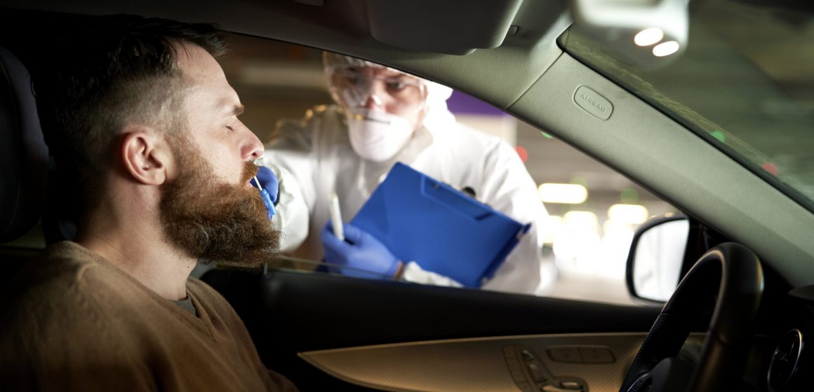 Medical worker performing drive-thru COVID-19 test Covid-19: Há um novo máximo