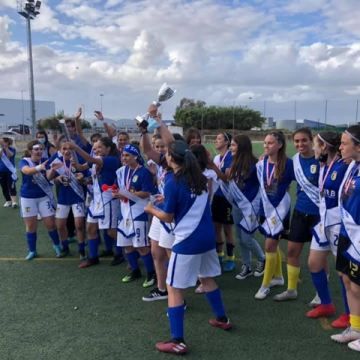 U. Almeirim recebe taça e faixas de campeãs