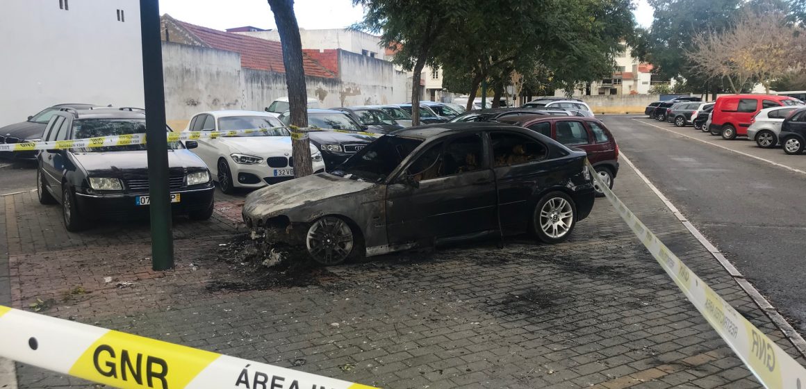 carro incendiado Carro arde de madrugada