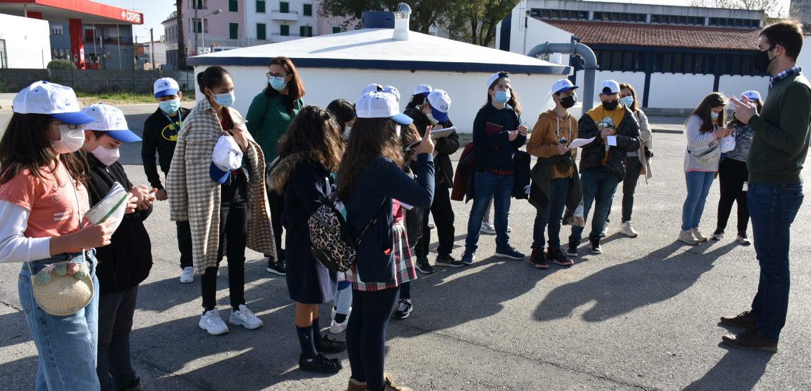 “É proibido estragar água”: Jovens educam pais e avós