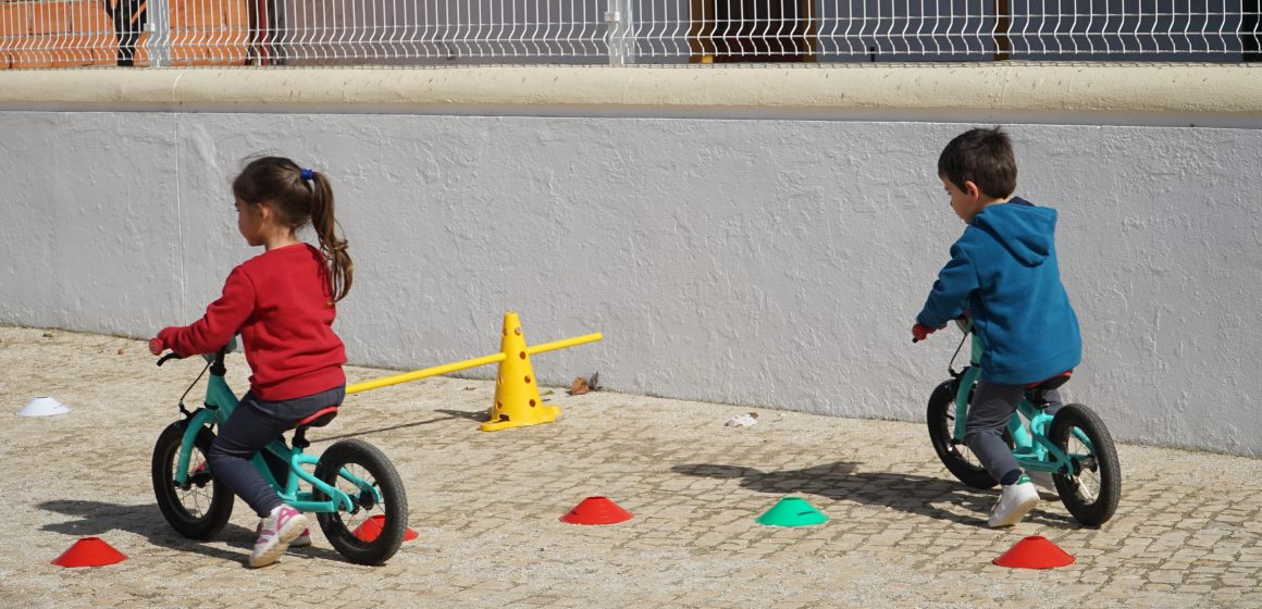 Crianças do jardim de Infância de Benfica do Ribatejo aprendem a andar de Bicicleta