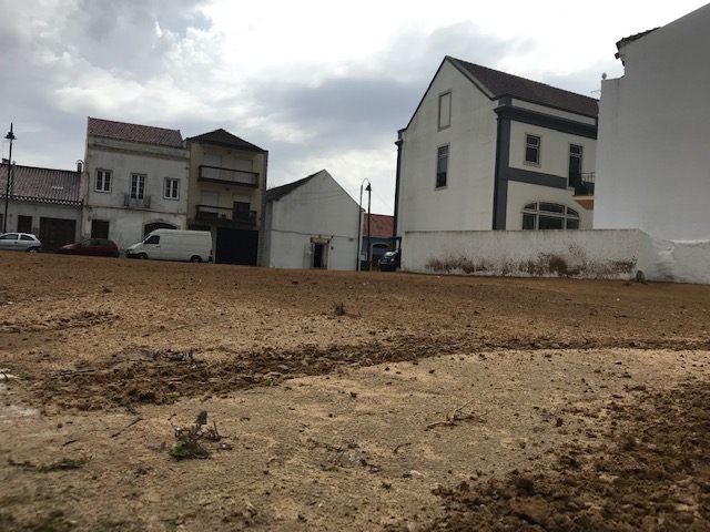 danos parque escolas velhas GNR identifica condutor a fazer “motocross” em futuro parque estacionamento