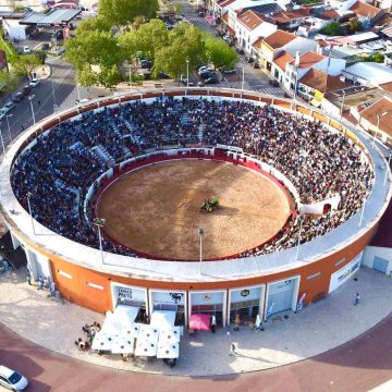 Alternativa de Mara Pimenta com seis cavaleiros, concurso de ganadarias e dois grupos de forcados