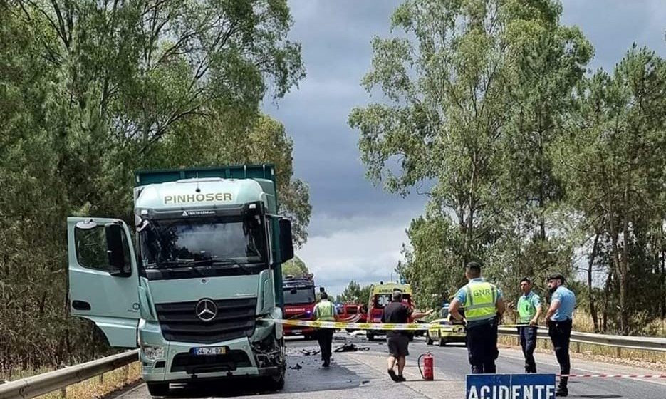 Colisão entre pesado de mercadorias e quadriciclo provoca uma vítima mortal e corta EN118