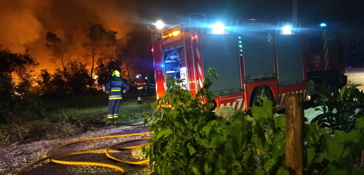 Bombeiros de Almeirim combatem incêndios na região com dezenas de operacionais