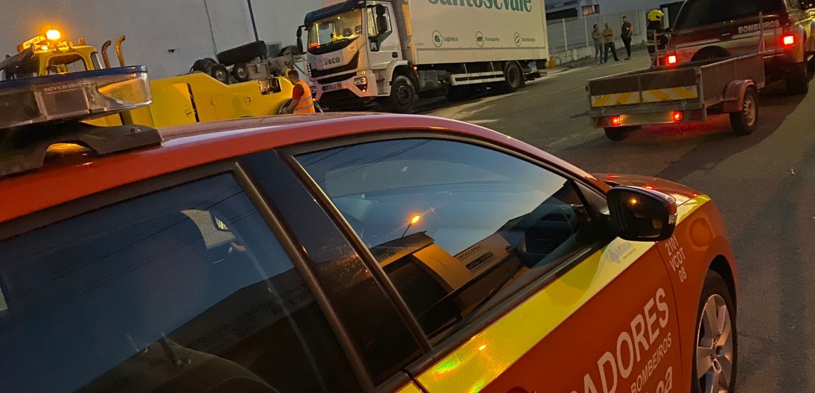 Derrame de hidróxido de sódio corta rua e o Centro de Inspeções na Zona Industrial de Almeirim