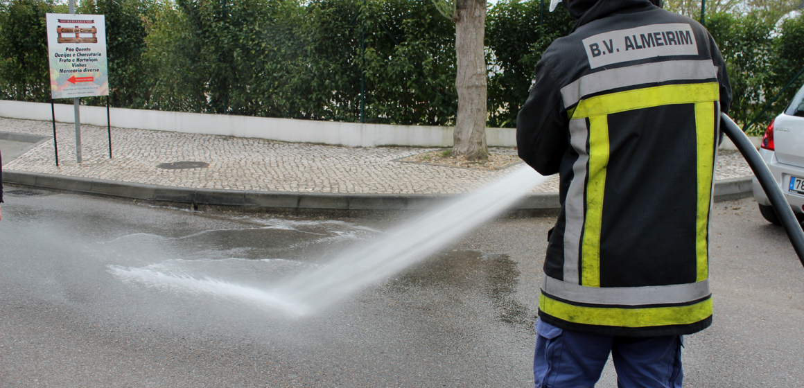 Entrega de equipamentos eléctricos usados ajuda missão dos Bombeiros de Almeirim