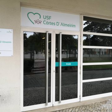 Utentes esperam desde o dia anterior por consulta no Centro de Saúde de Almeirim