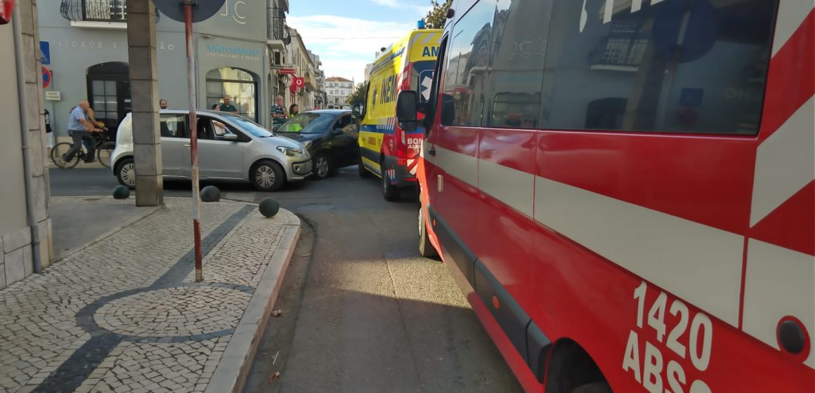 Ambulância dos Bombeiros de Almeirim envolvida em acidente 