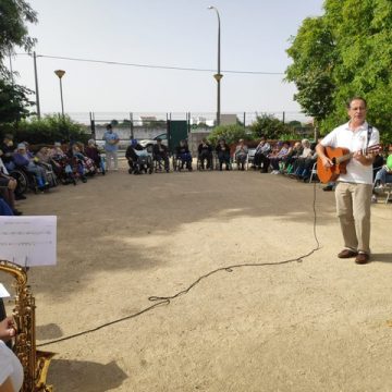 Alunos visitam idosos do Lar S. José