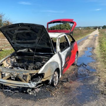 Carro totalmente tomado pelas chamas em Foros de Benfica