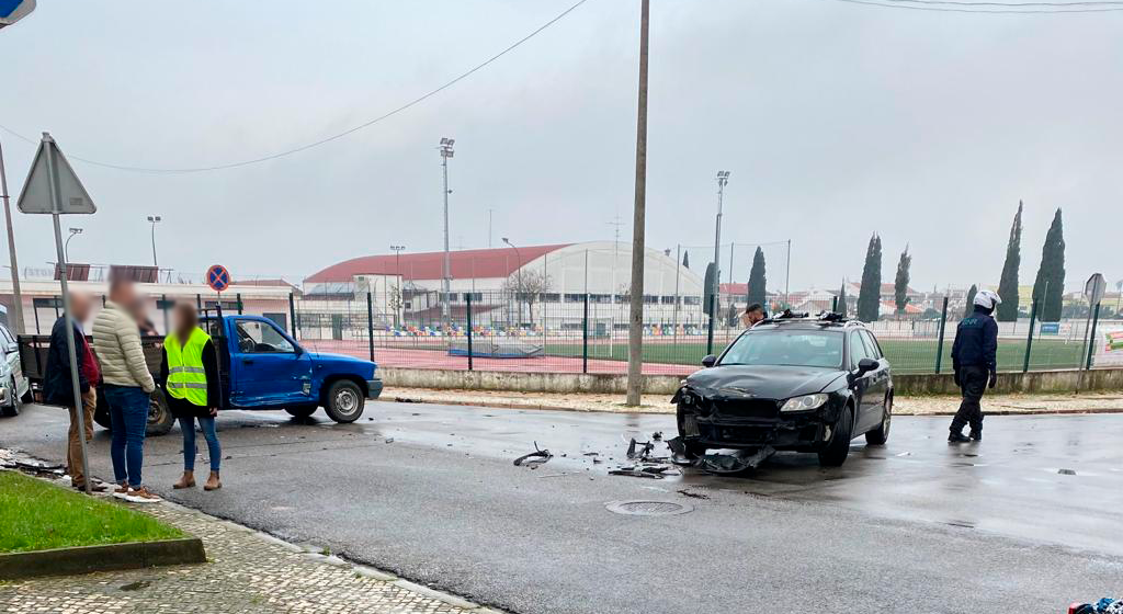 Acidente aparatoso junto à biblioteca de Almeirim