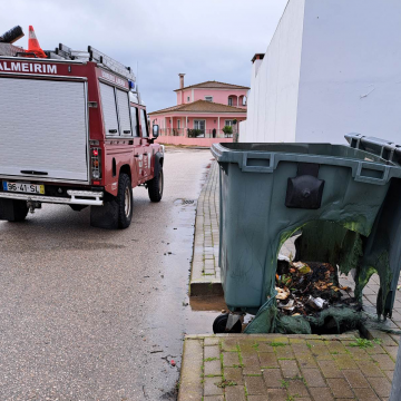 Contentor do lixo arde em Fazendas de Almeirim