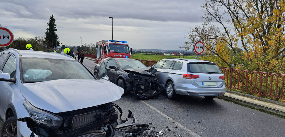 Colisão com três carros provoca três feridos e corta trânsito na Ponte D. Luís I