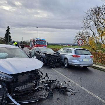 Colisão com três carros provoca três feridos e corta trânsito na Ponte D. Luís I