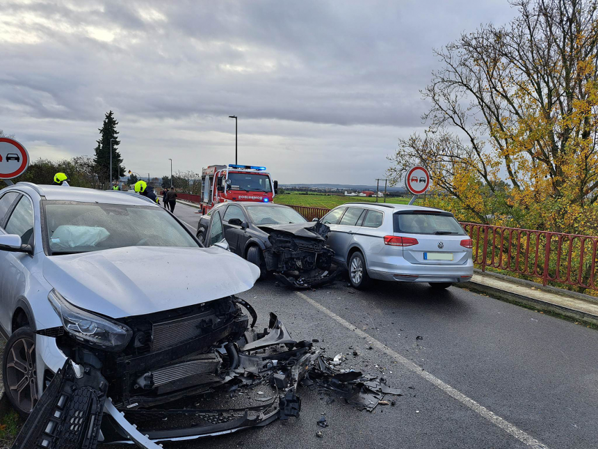 Colisão com três carros provoca três feridos e corta trânsito na Ponte D. Luís I