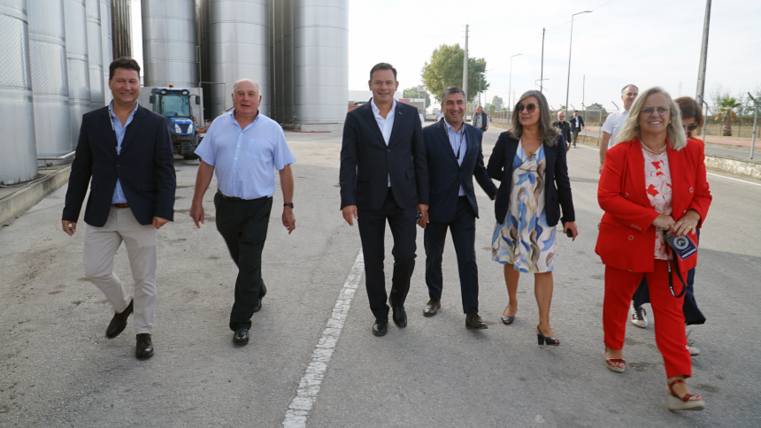 Presidente do PSD visita Adega Cooperativa de Almeirim (c/fotos)