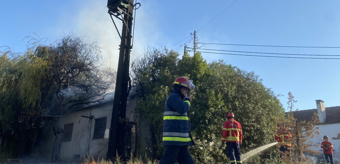 Incêndio em PT mobiliza bombeiros em Almeirim
