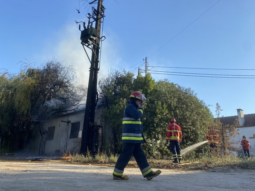 Incêndio em PT mobiliza bombeiros em Almeirim
