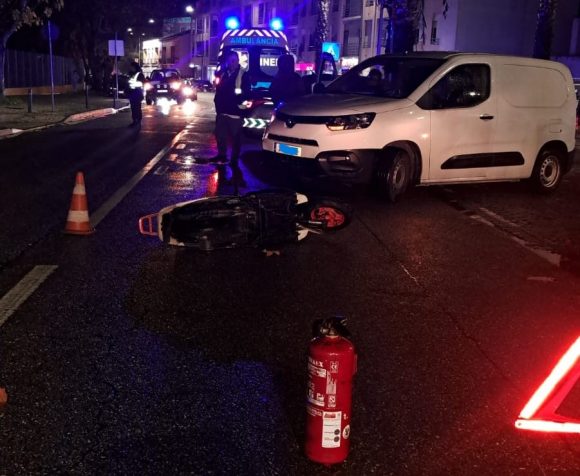 Colisão entre moto e carro provoca um ferido na zona dos restaurantes