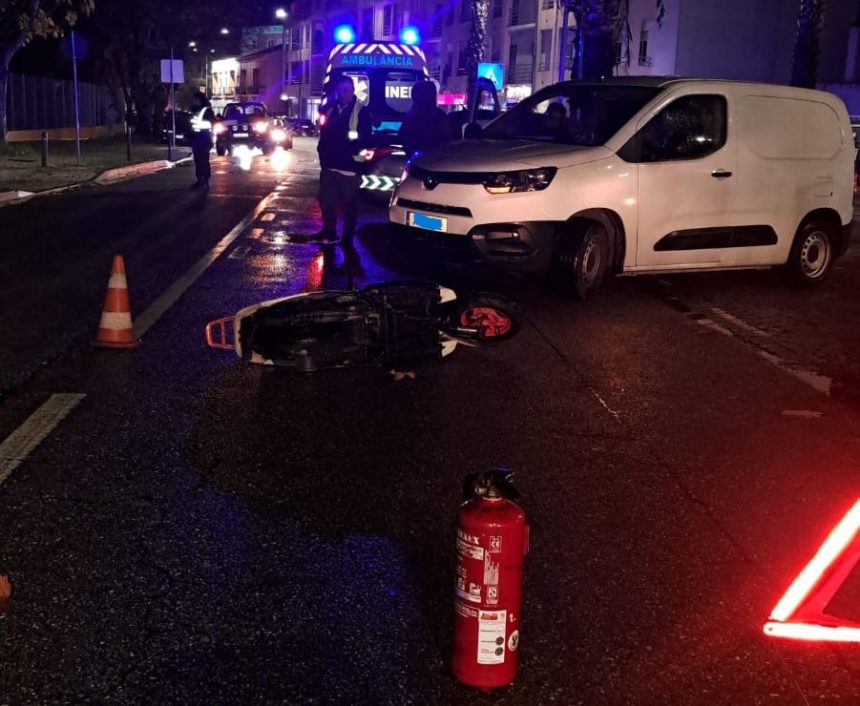 Colisão entre moto e carro provoca um ferido na zona dos restaurantes