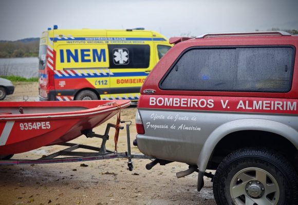Bombeiros de Almeirim resgatam homem do Rio Tejo
