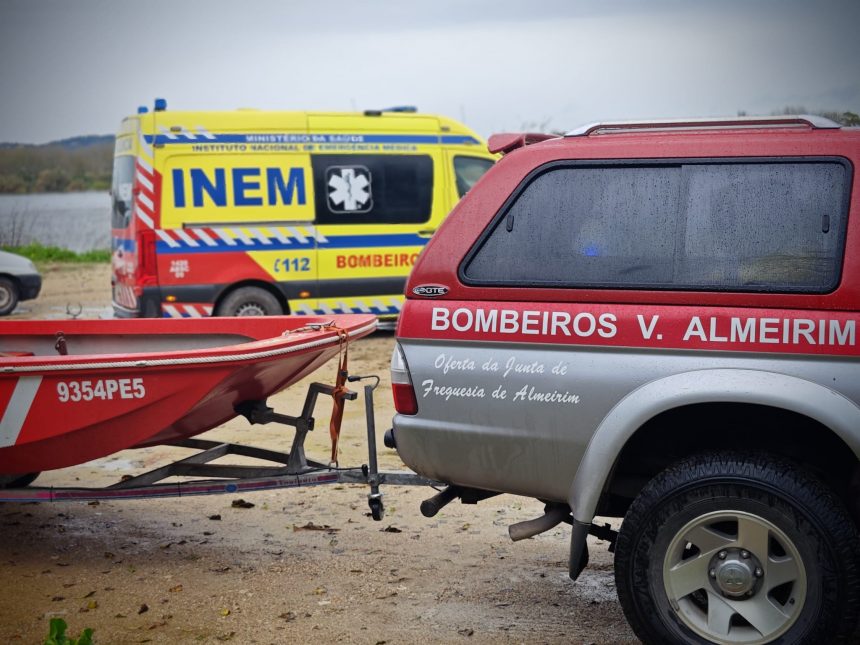 Bombeiros de Almeirim resgatam homem do Rio Tejo