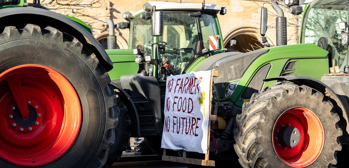 Agricultores protestam com tratores nas estradas da região
