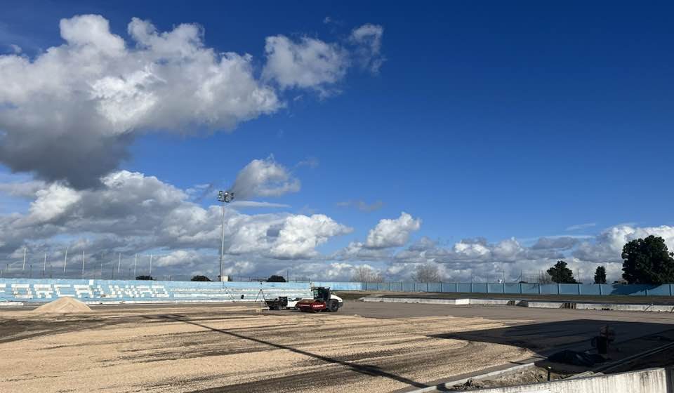 Relvado sintético no estádio D. Manuel de Mello cada vez mais próximo da realidade