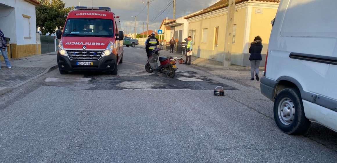 Mulher ferida em colisão entre motociclo e ligeiro de mercadorias