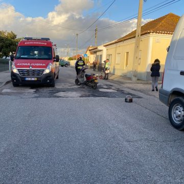 Mulher ferida em colisão entre motociclo e ligeiro de mercadorias