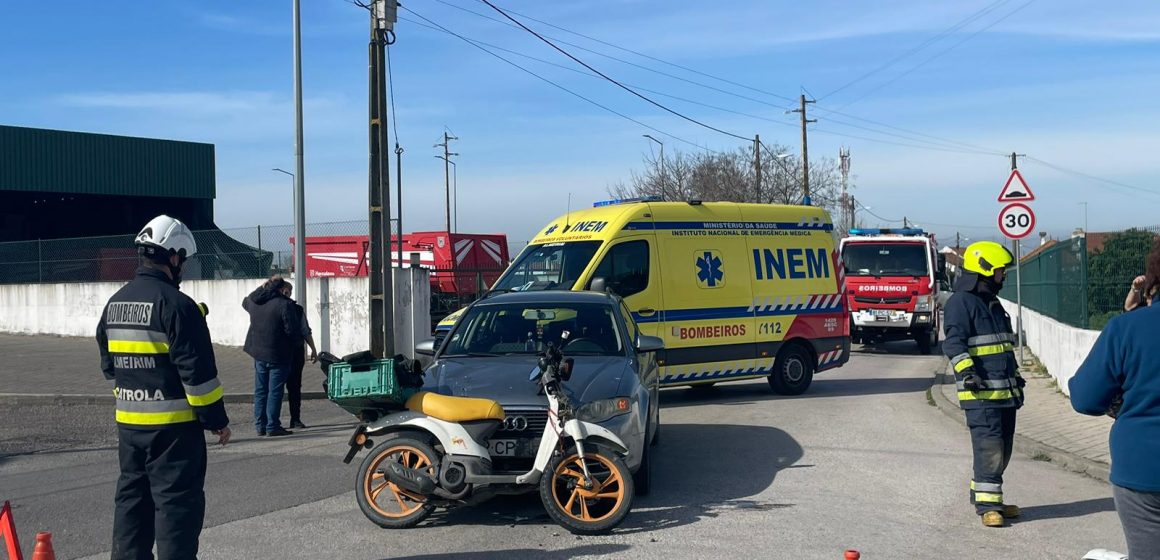 Um ferido em colisão entre motociclo e ligeiro de passageiros