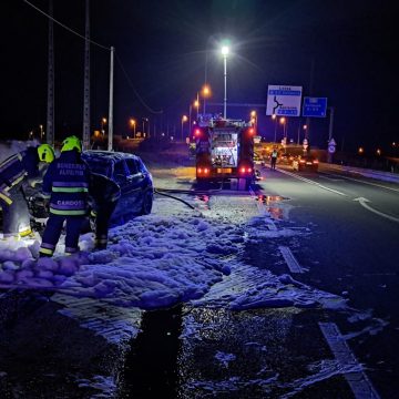 Carro totalmente consumido pelas chamas à entrada de Almeirim