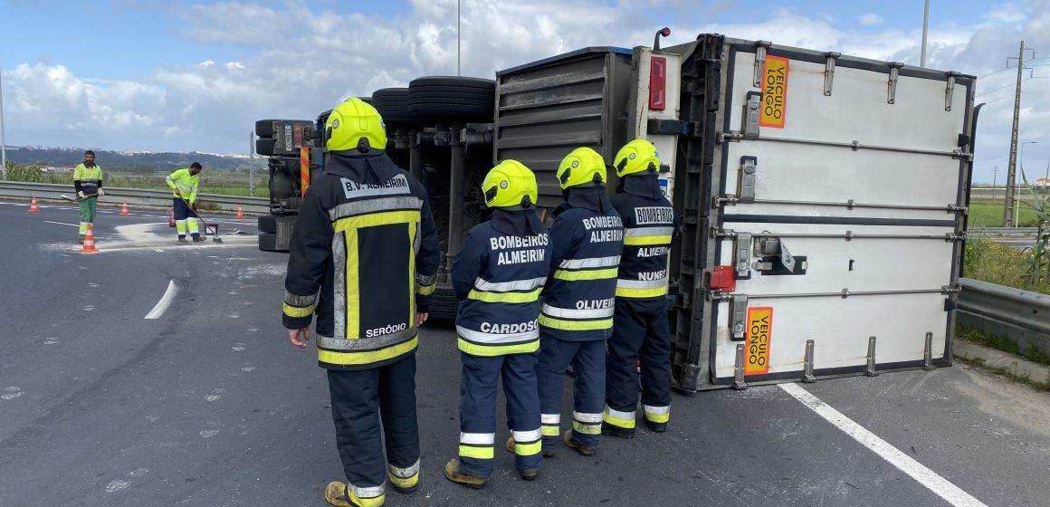 Camião tombado condiciona trânsito na entrada de Almeirim