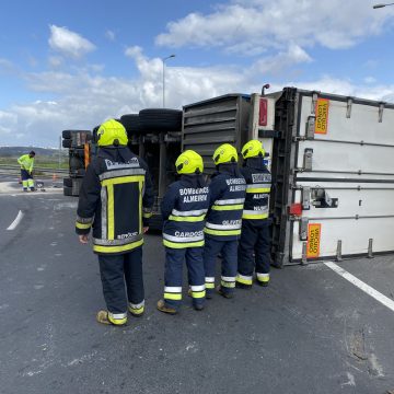 Camião tombado condiciona trânsito na entrada de Almeirim