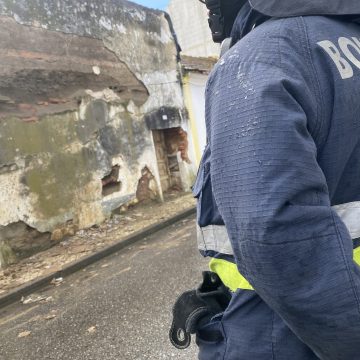 Edifício devoluto em risco de desabamento em Almeirim