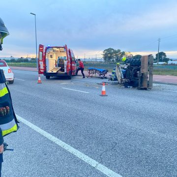 Capotamento de trator provoca um ferido grave na Circular Urbana de Almeirim