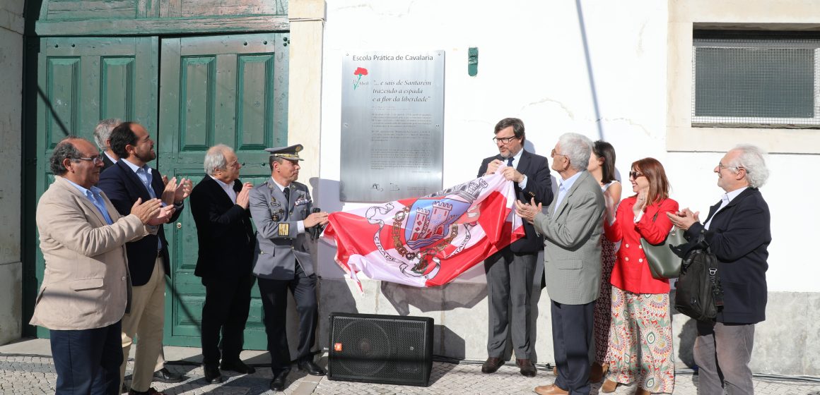 Santarém coloca chaimite na fachada da EPC e inaugura placa evocativa da saída da Coluna Militar