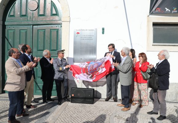 Santarém coloca chaimite na fachada da EPC e inaugura placa evocativa da saída da Coluna Militar