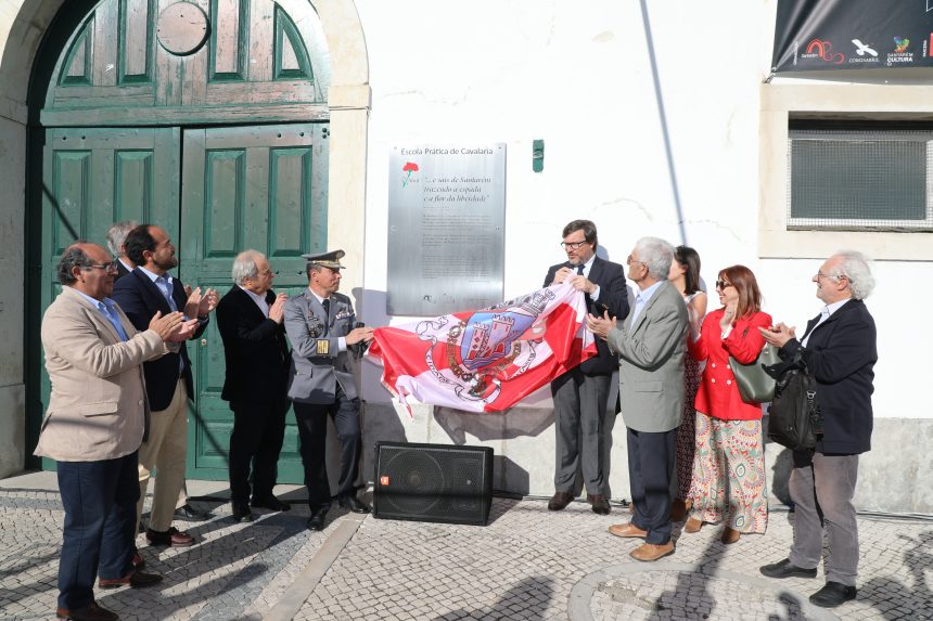 Santarém coloca chaimite na fachada da EPC e inaugura placa evocativa da saída da Coluna Militar