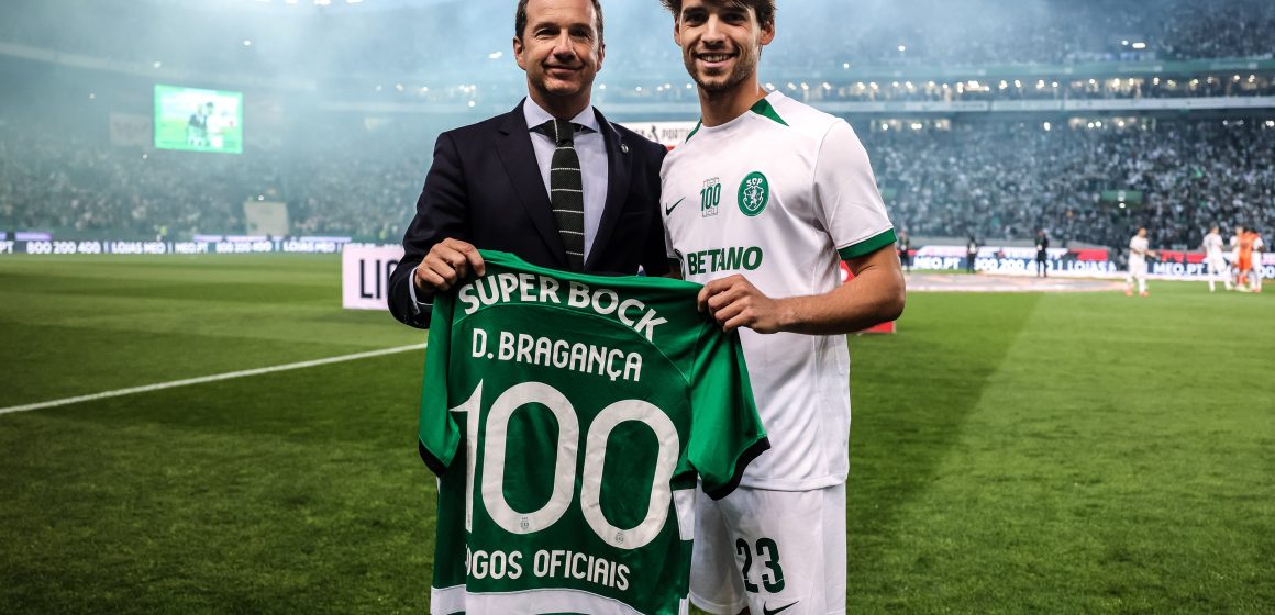 Daniel Bragança recebe camisola comemorativa dos 100 jogos pelo Sporting CP