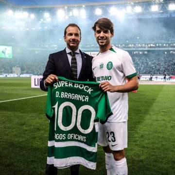Daniel Bragança recebe camisola comemorativa dos 100 jogos pelo Sporting CP