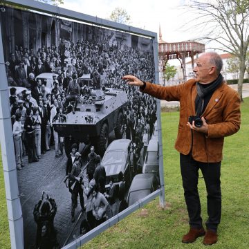 Exposição “25 de Abril de 1974, Quinta-Feira” de Alfredo Cunha patente nas ruas de Santarém