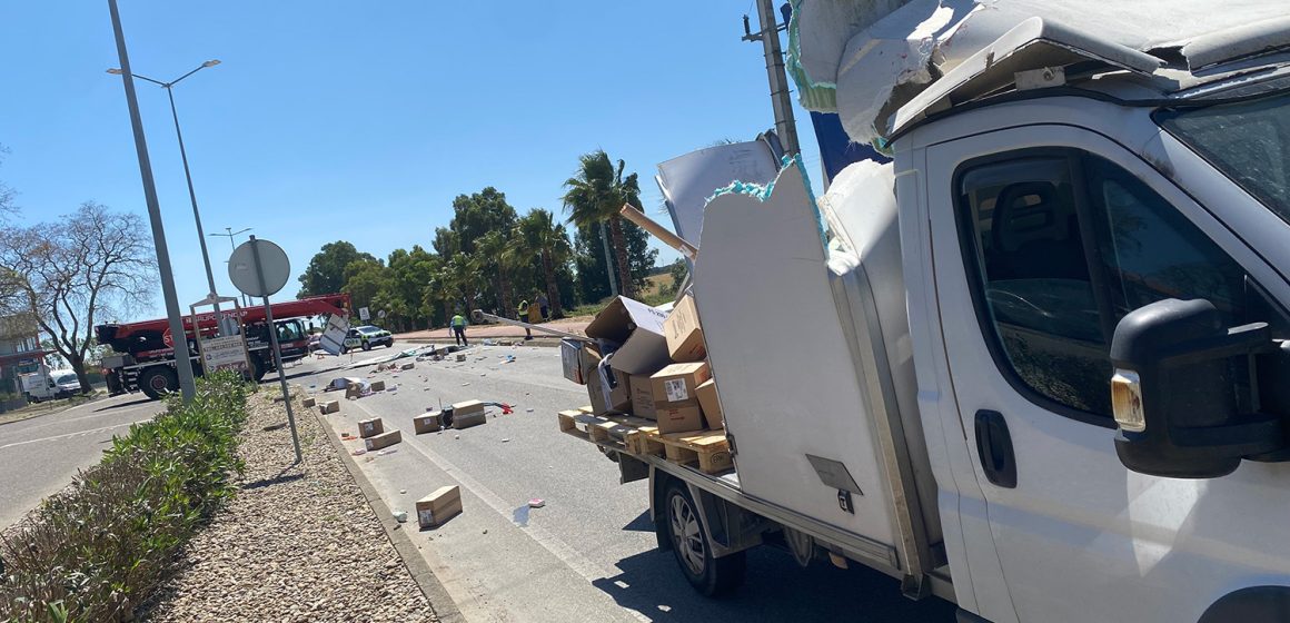 Acidente entre guindaste móvel e carrinha de encomendas na Zona Industrial