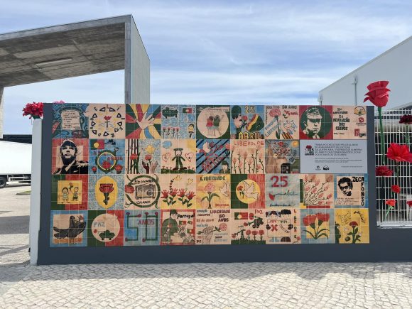 EB 2/3 Salgueiro Maia – Fazendas de Almeirim cria mural dedicado ao 25 de Abril erguido por reclusos