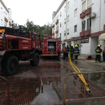 Incêndio destrói cozinha em habitação