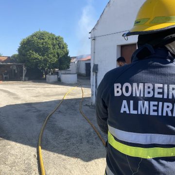 Incêndio consome palheiro em Fazendas de Almeirim